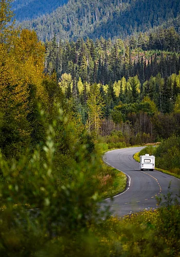 Wohnmobil auf der Reise auf dem Stewart Cassiar Highway in der Nähe von Bell II.