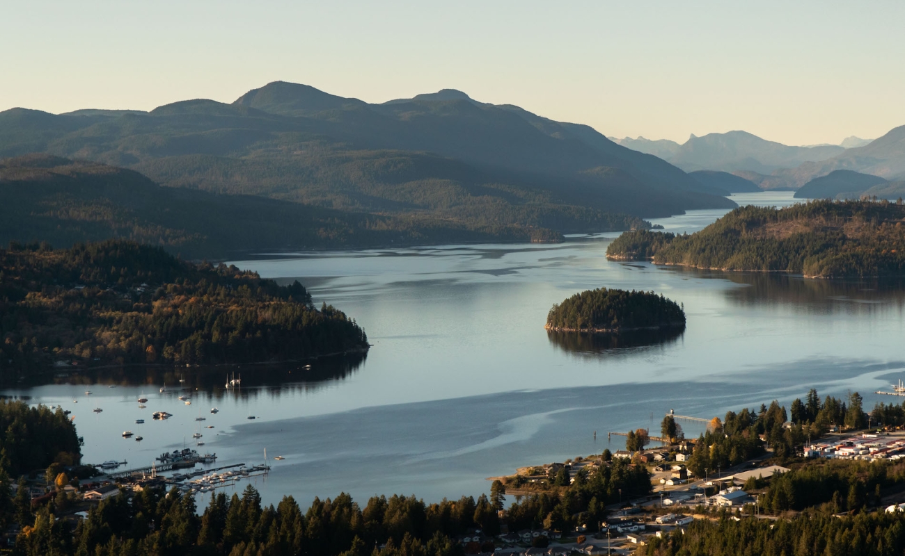 Eine Luftaufnahme von Sechelt bei Sonnenuntergang.