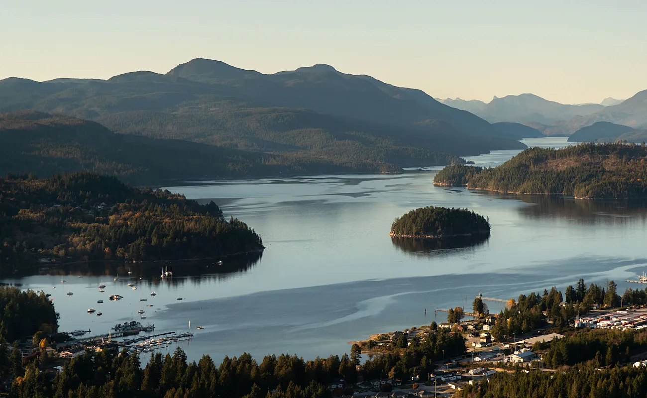 Una vista aérea de Sechelt al atardecer.