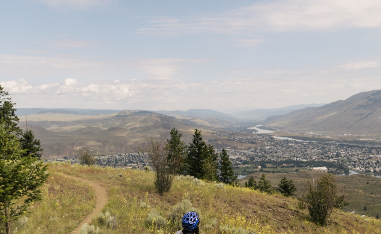 Tomando un descanso después de un recorrido cuesta arriba en Kenna Cartwright Nature Park | Jordan Dyck