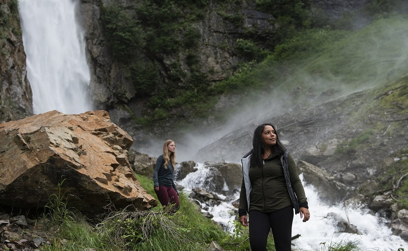 Menschen wandern neben einem Fluss