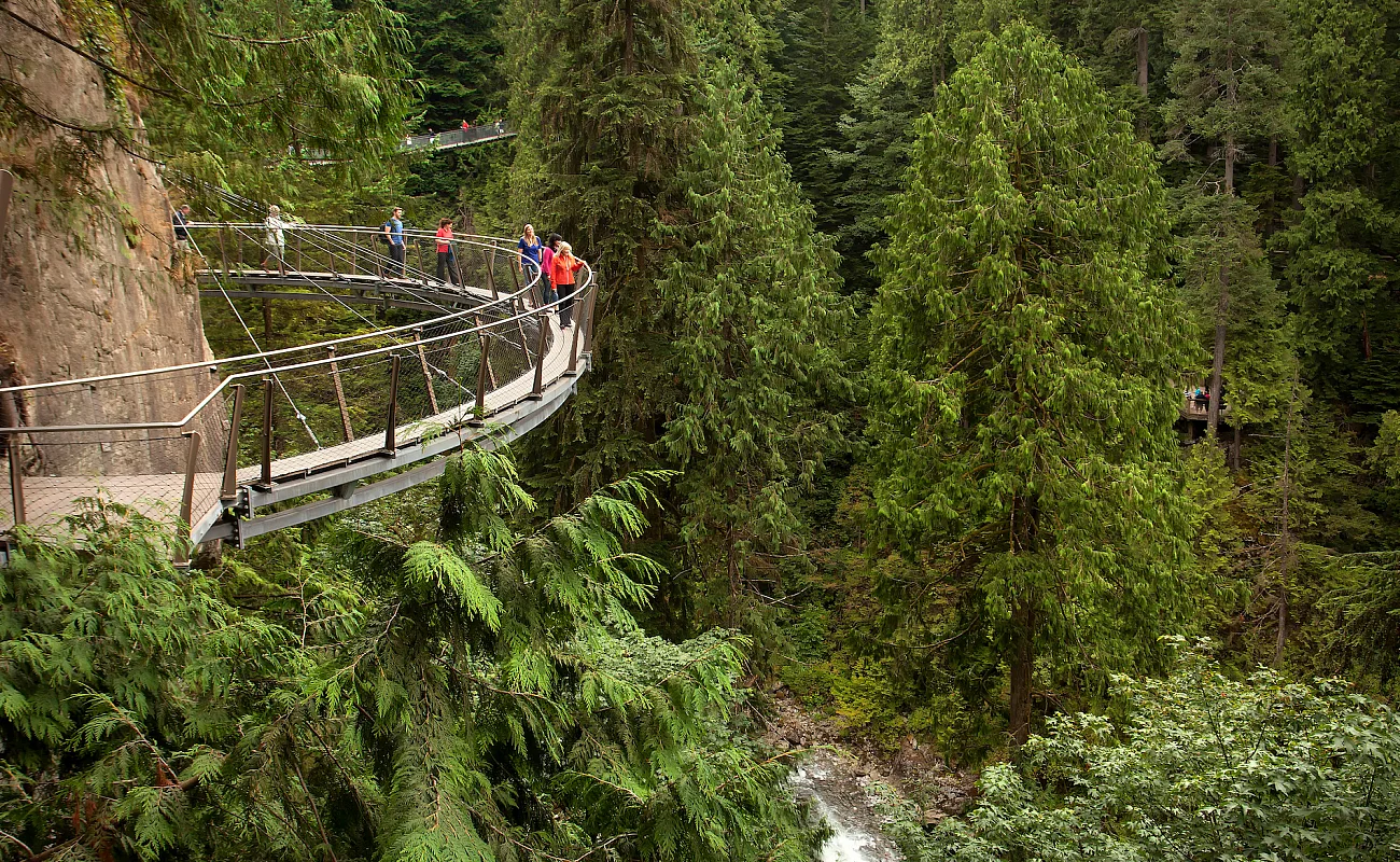 Eine Gruppe Menschen geht auf dem Cliffwalk, einer Attraktion an der Capilano Suspension Bridge in North Vancouver.