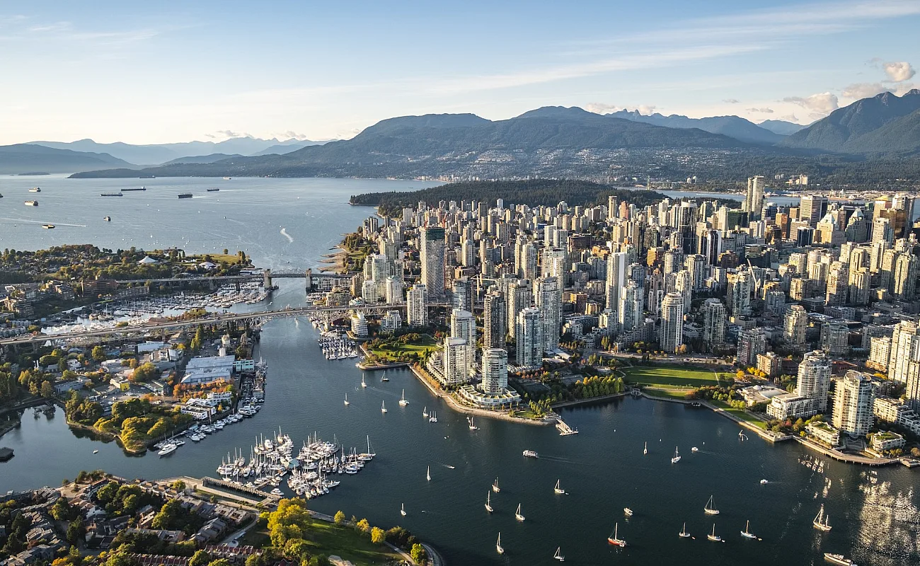 Luftaufnahme der Innenstadt von Vancouver | Destination Vancouver/Albert Normandin