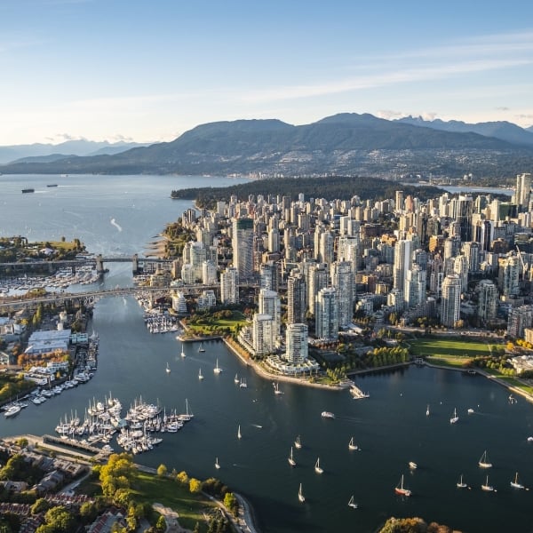 Foto aérea del centro de Vancouver | Destination Vancouver/Albert Normandin