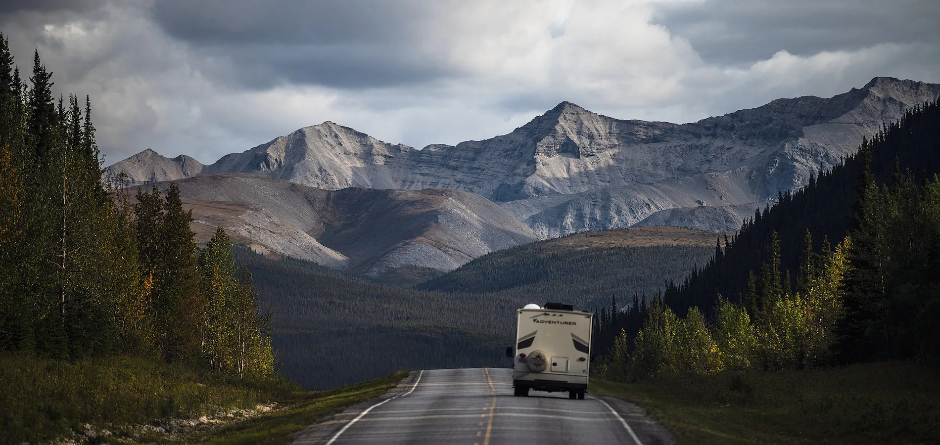 Conduciendo la autopista Alaska Highway las Montañas Rocosas del Norte, en Columbia Británica.