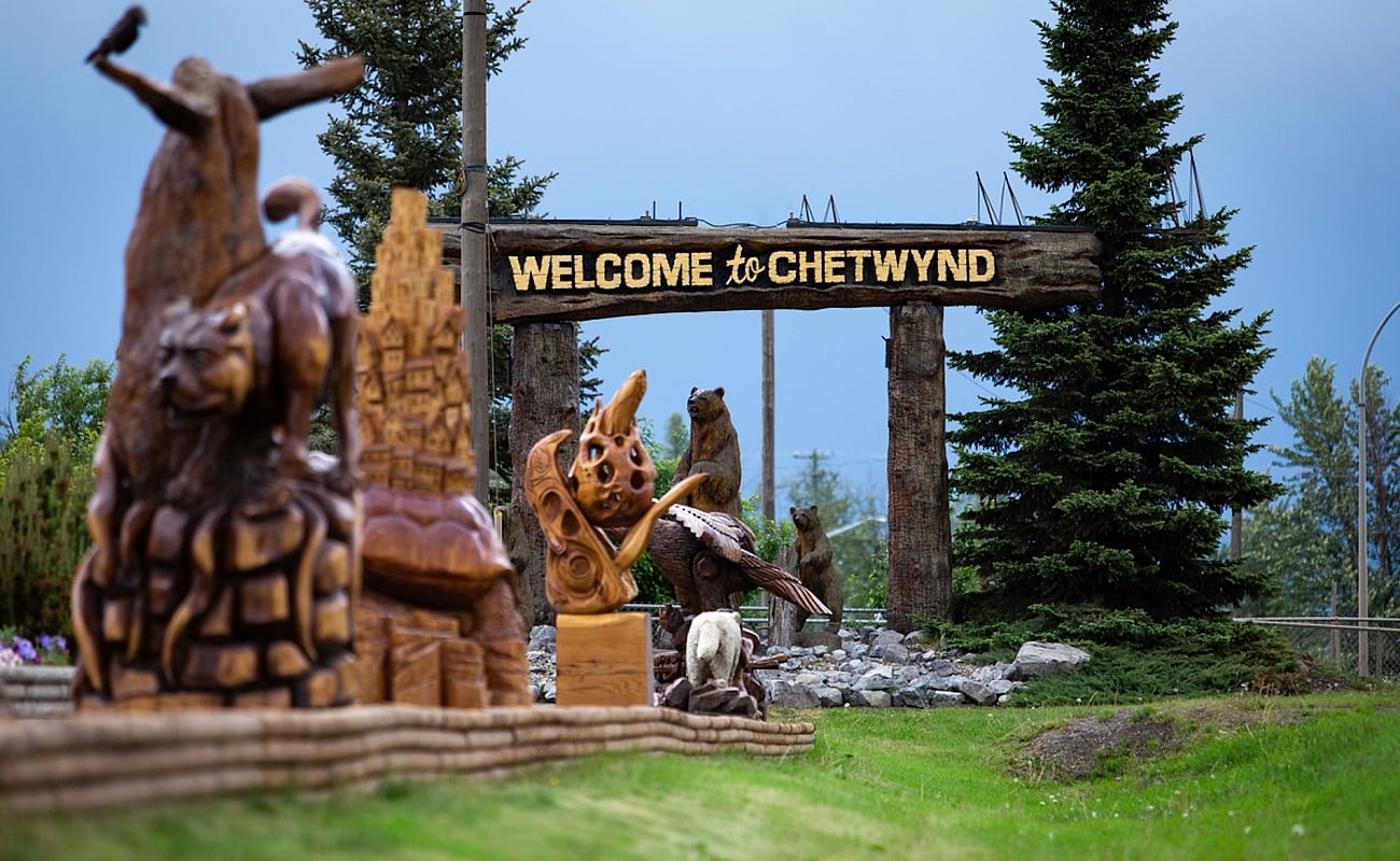 Blick auf ein "Willkommen in Chetwynd"-Schild