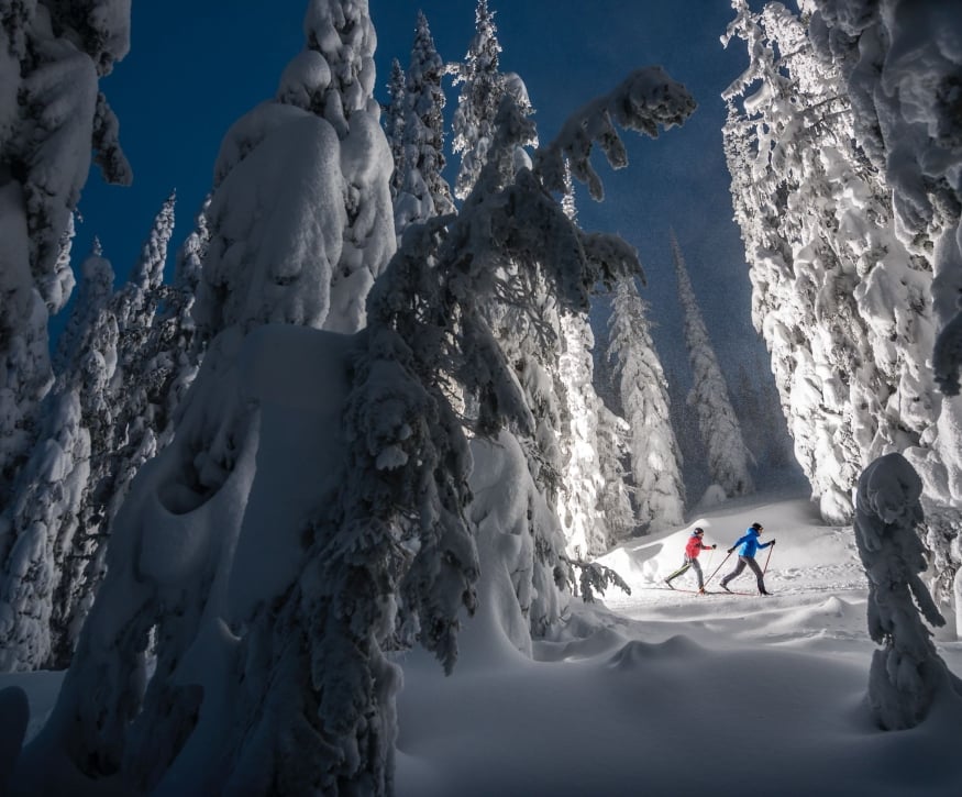 Two people cross country skiing at Silver Star Mountain Resort