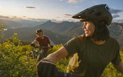Two friends enjoying their bike ride on Mount 7, Golden's hot spot for downhill biking.