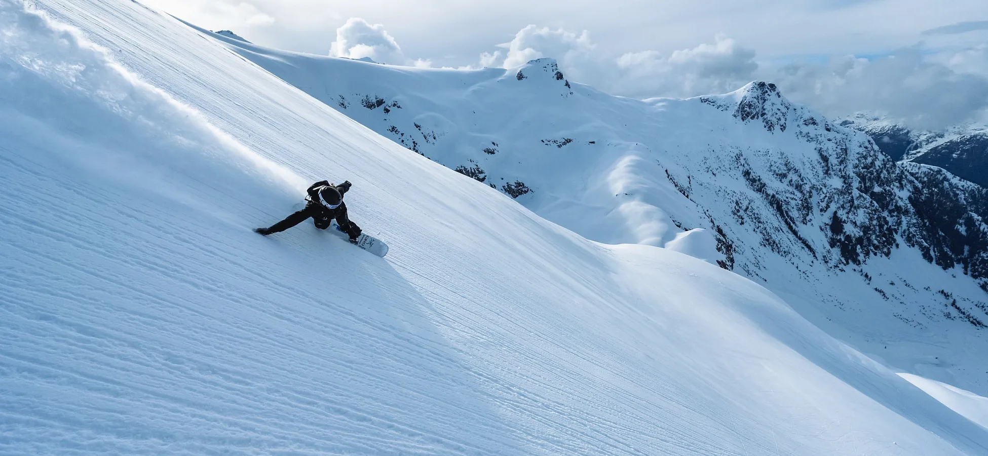 Un snowboarder en una pista en la Columbia Británica.