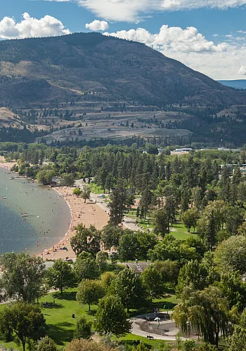 La playa y la costa de Penticton en el lago Skaha.