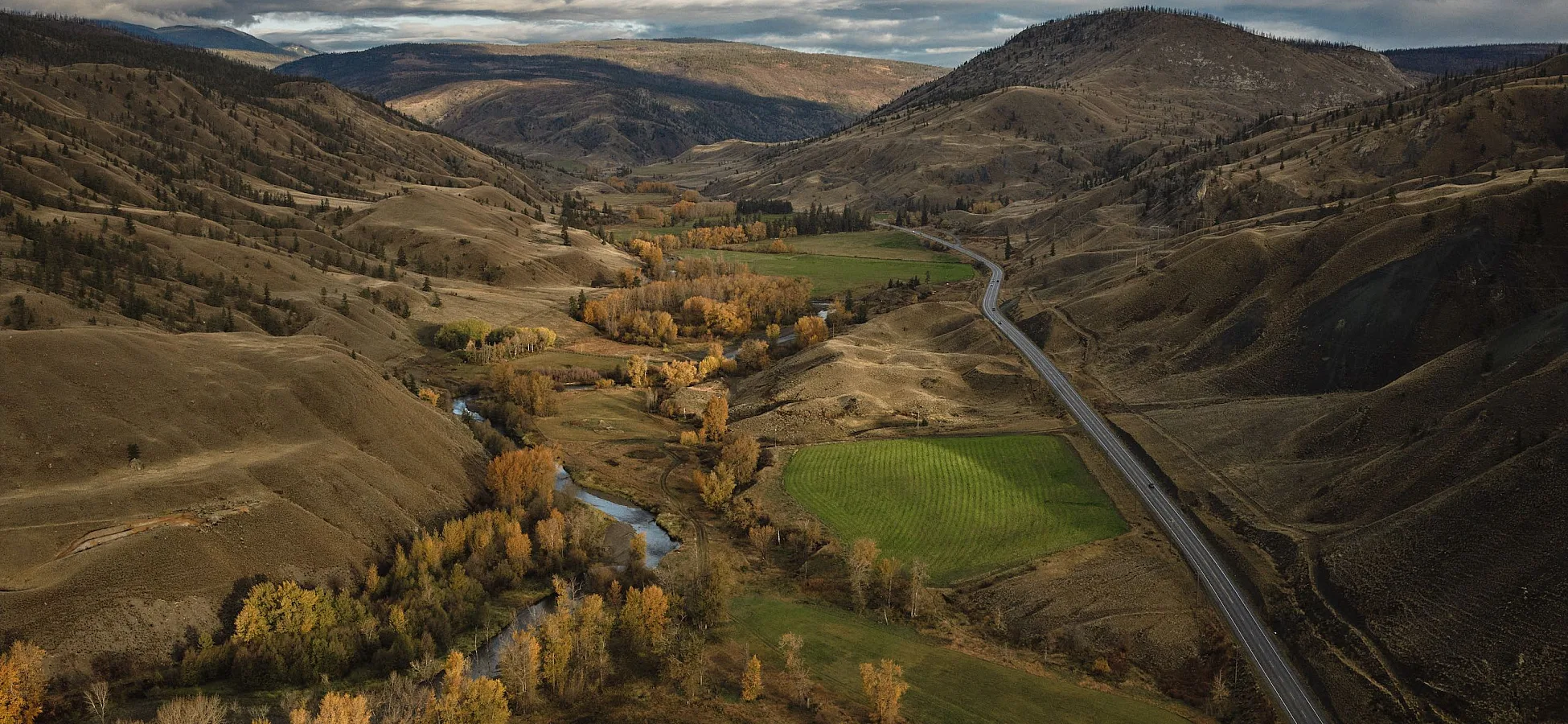 Vista aérea de Painted Hills, con colores otoñales y la comunidad de Cache Creek en el valle de abajo.