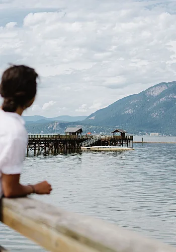 Eine Frau steht auf dem Salmon Arm Wharf.