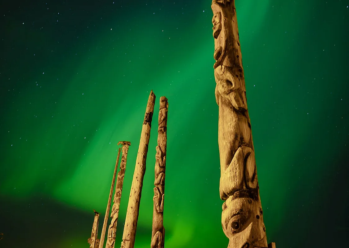 Tótems de Gitwangak con la aurora boreal