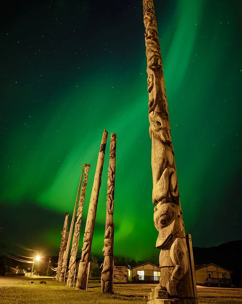 Gitwangak Totempfähle mit Nordlichtern