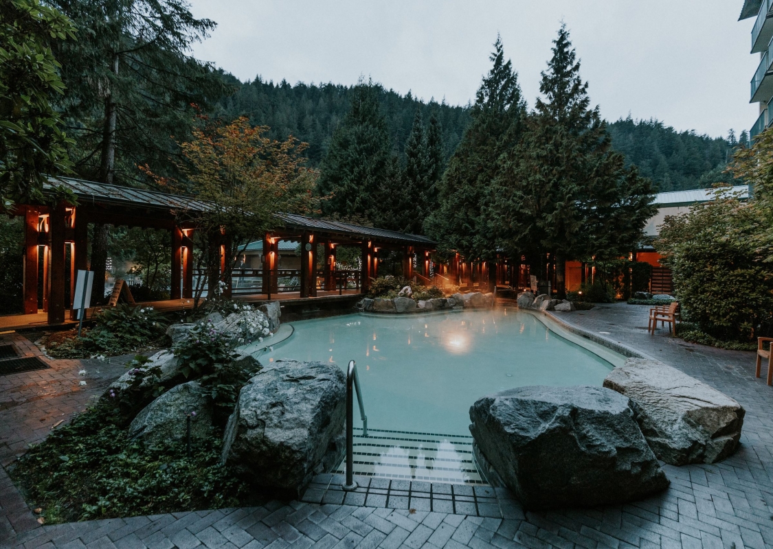 Der Thermalpool am Abend im Harrison Hot Springs Resort.