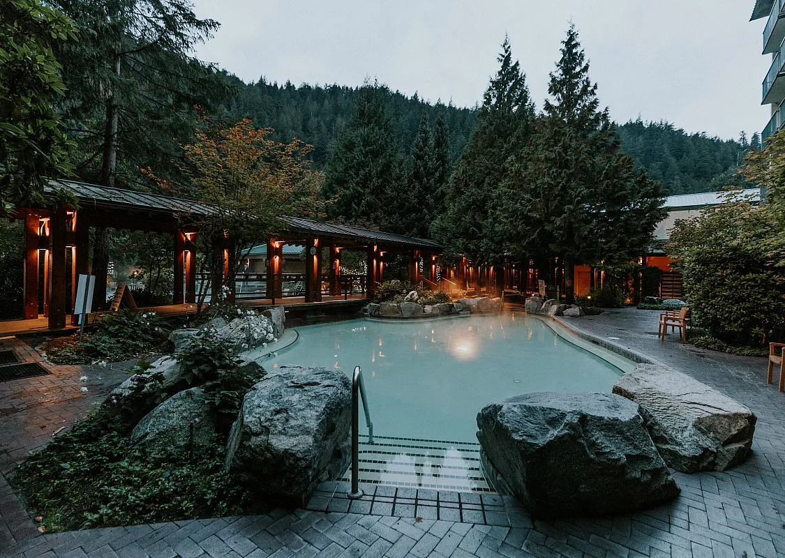 Der Thermalpool am Abend im Harrison Hot Springs Resort.
