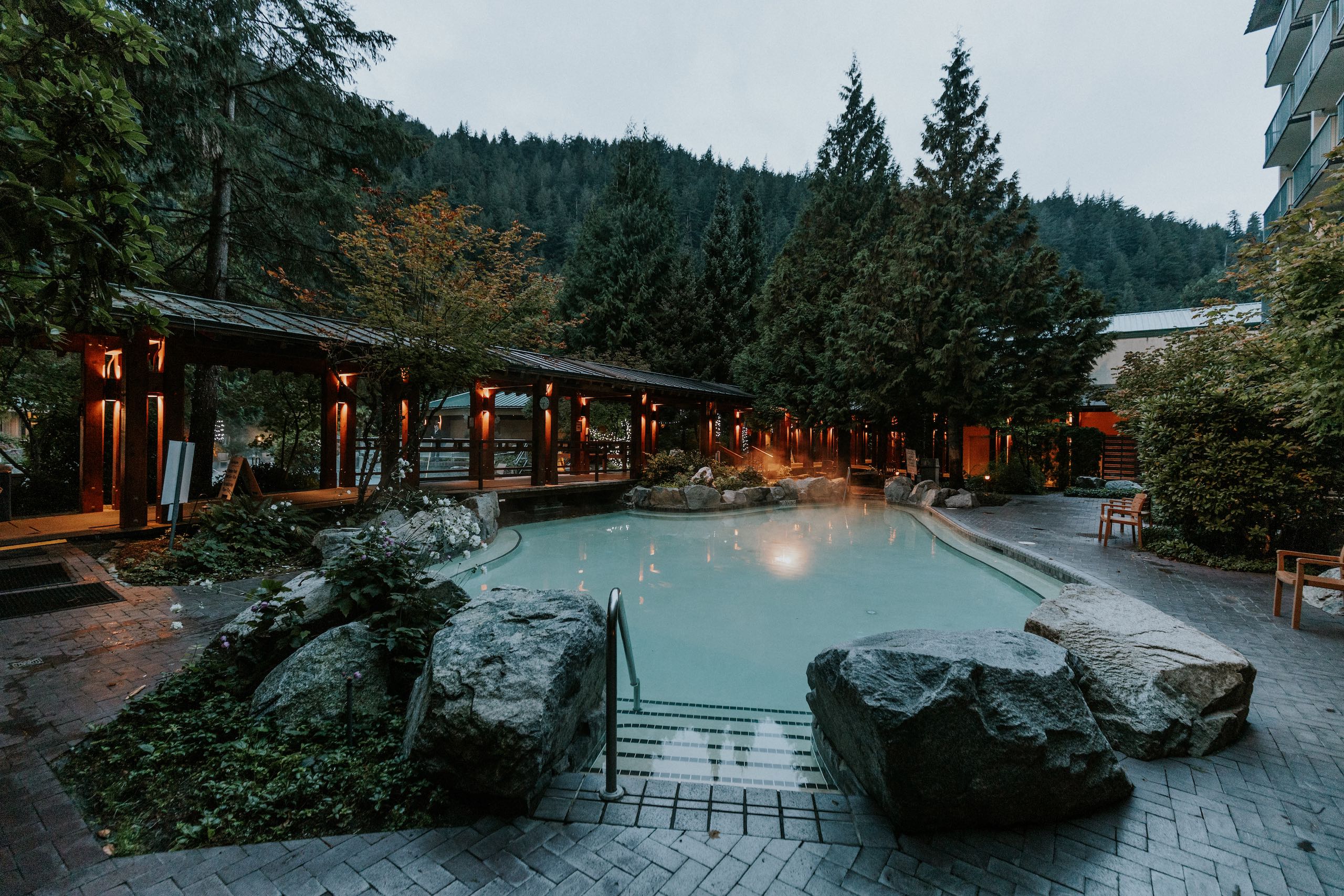 La alberca de aguas termales por la noche en Harrison Hot Springs Resort.