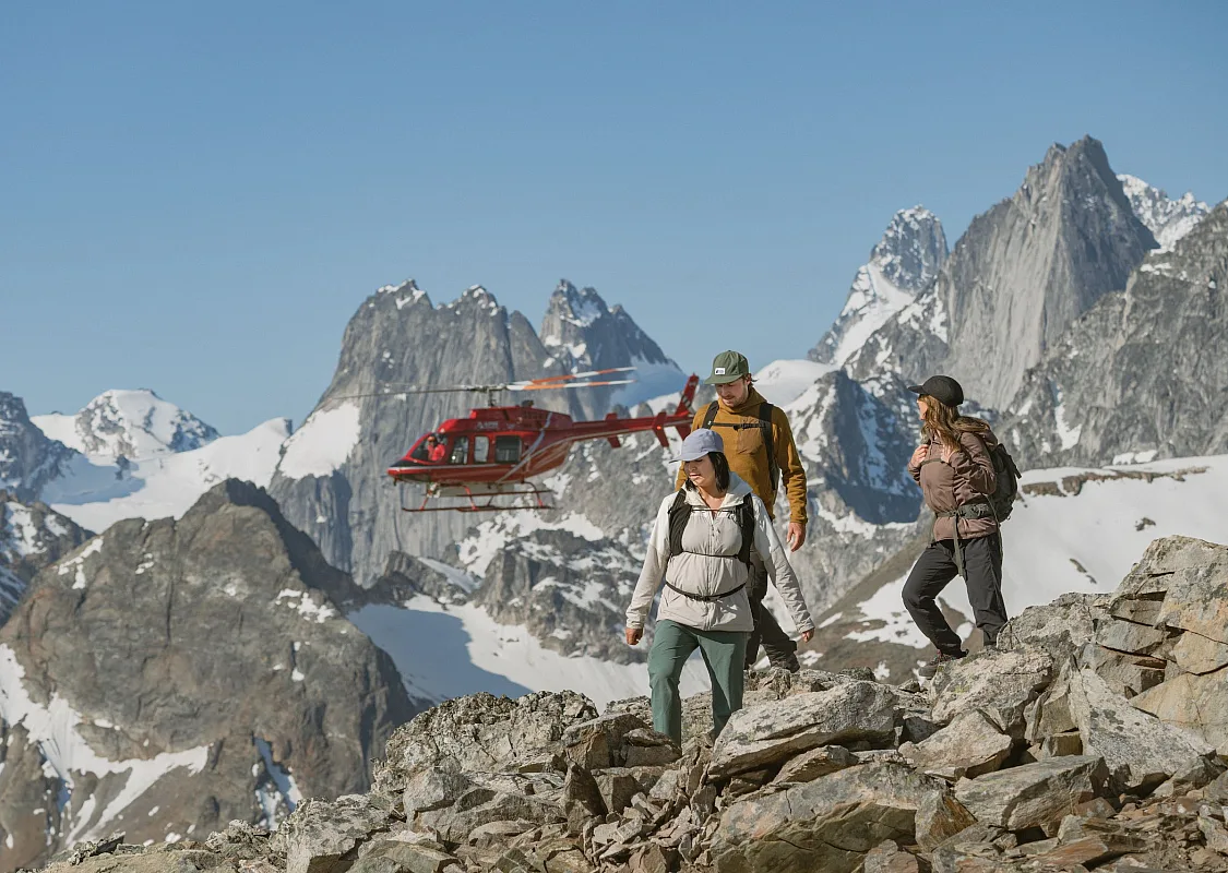 Tres amigos siendo dejados entre los glaciares y las agujas de las montañas de Bugaboo Provincial Park para una experiencia de heliesquí con CMH Bugaboos.