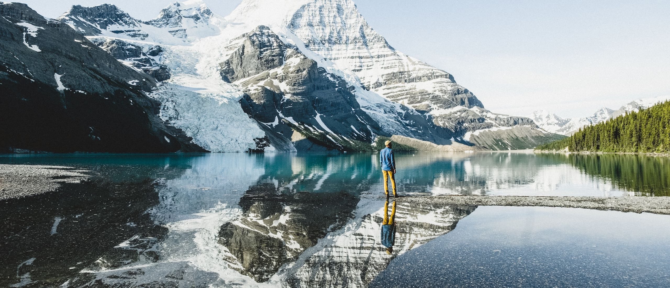 Mount Robson spiegelt sich auf dem Wasser