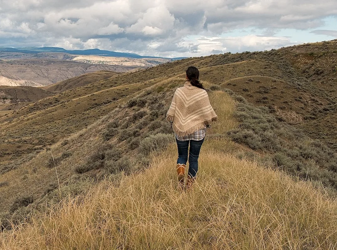Una persona caminando por Dog Creek Valley en Churn Creek Protected Area.