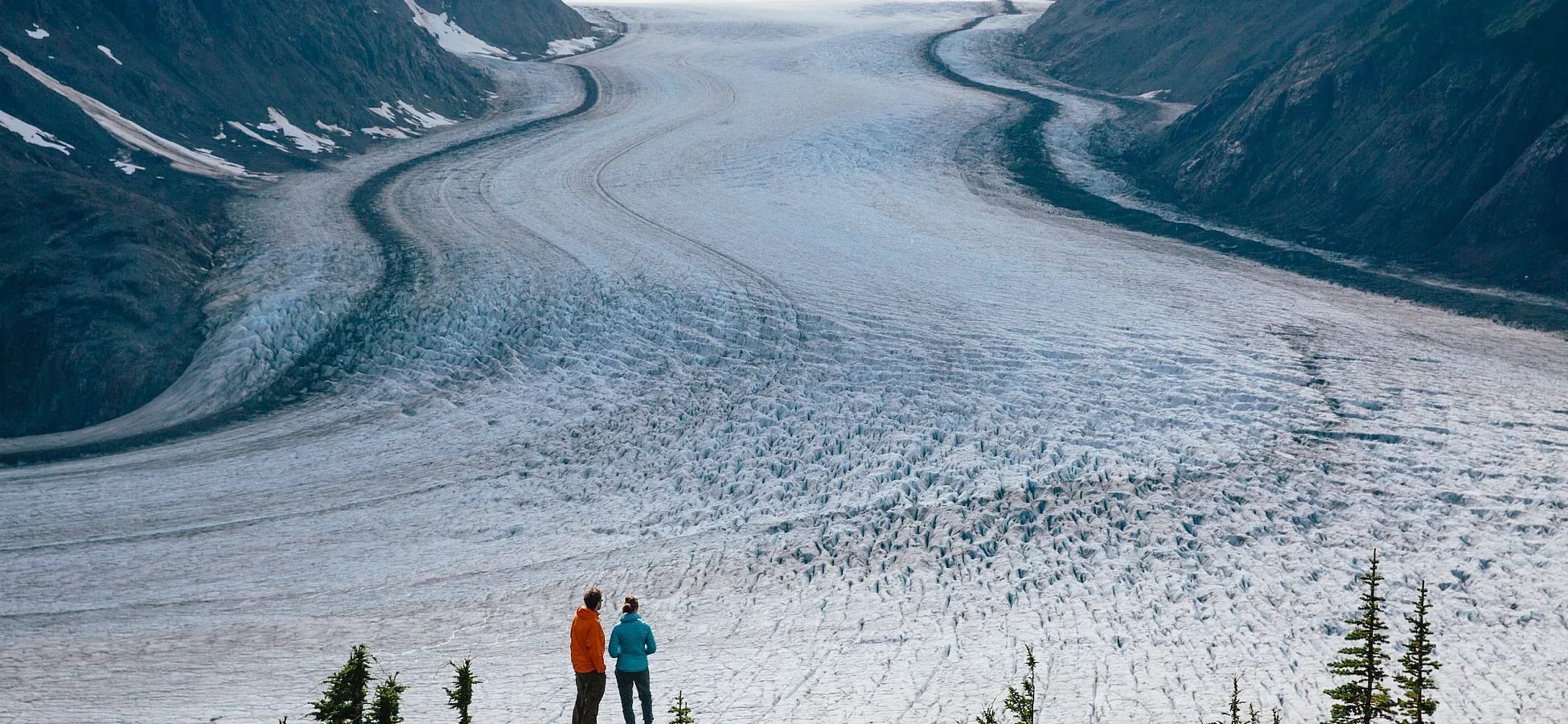 En el norte, el Salmon Glacier ofrece una vista poco común de hielo activo, que se observa desde un mirador al borde de la carretera.