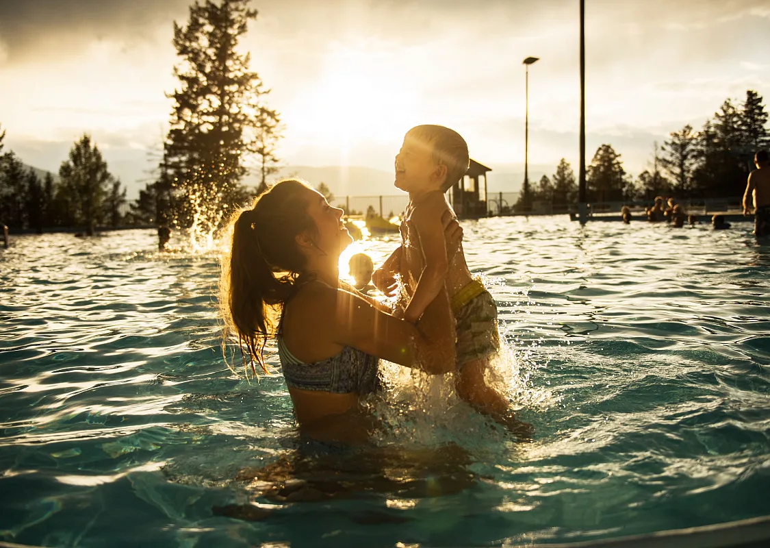 Una madre y su hijo disfrutan de las piscinas de aguas termales en Fairmont Hot Springs Resort en Fairmont Hot Springs, BC.