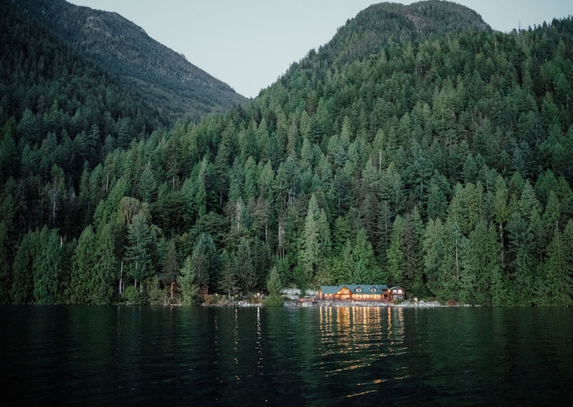Klahoose Wilderness Resort vom anderen Ufer des Homfray Channel