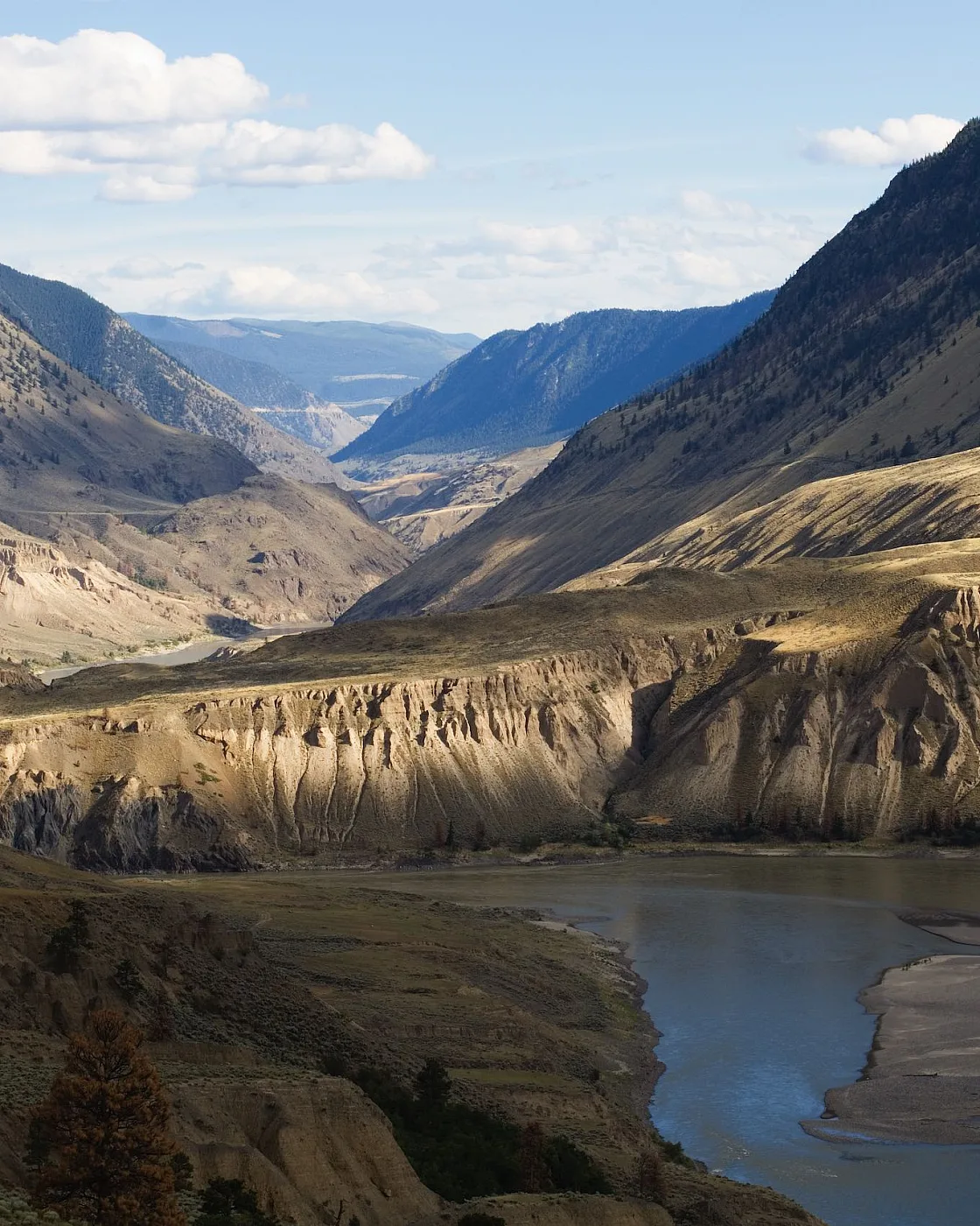 Blick auf den Fraser River und die Berge.