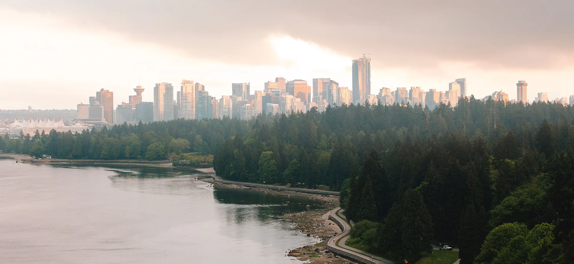 Stanley Park, malecón y horizonte de Vancouver desde el puente Lions Gate