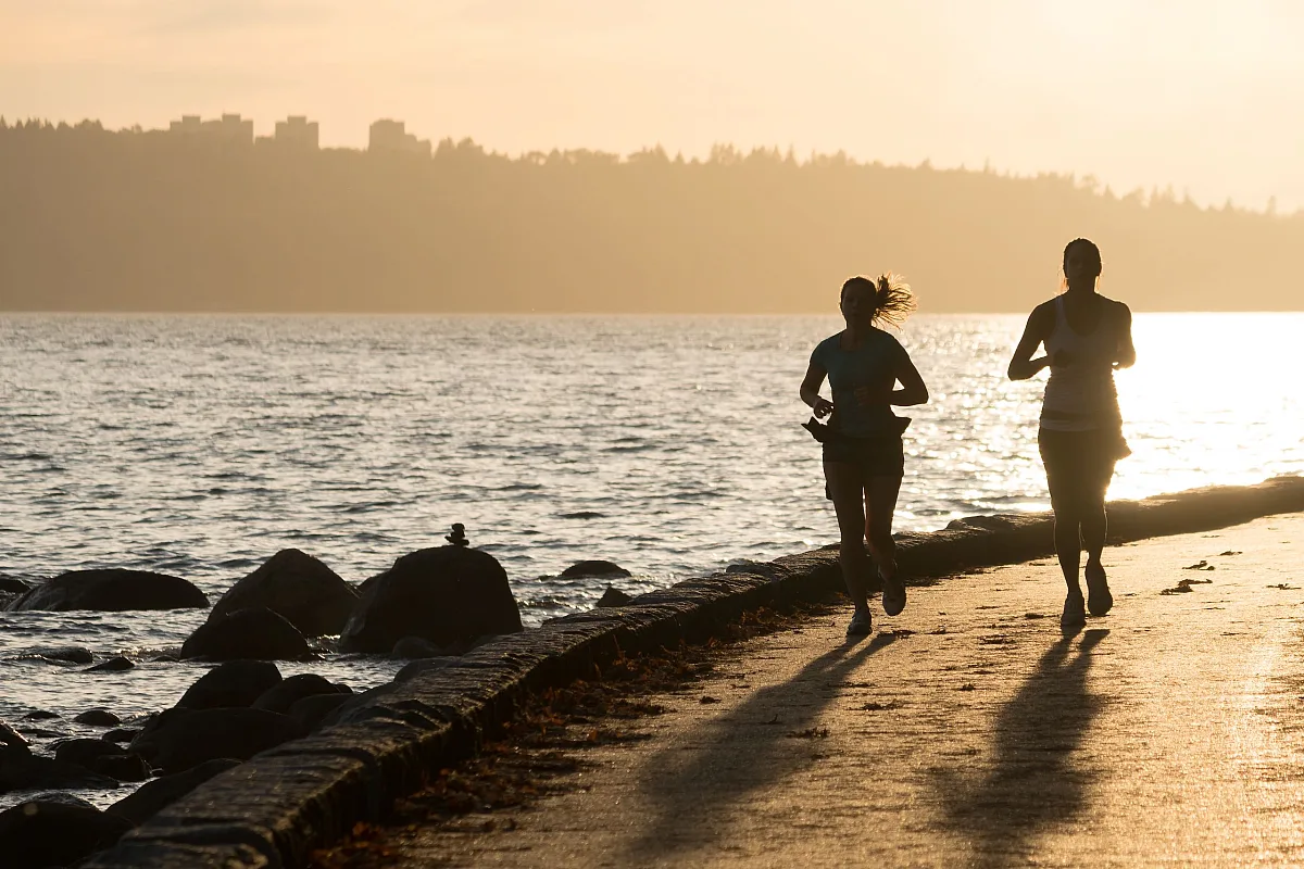 Corriendo por el Stanley Park Seawall al atardecer