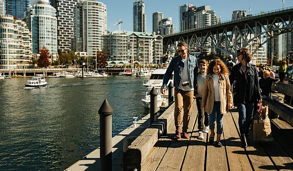 Familia caminando al aire libre en Granville Island