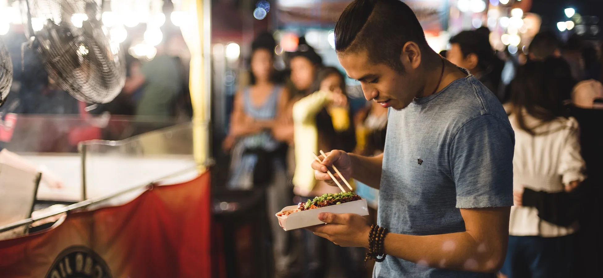 Asistente en el Richmond Night Market en Richmond, BC