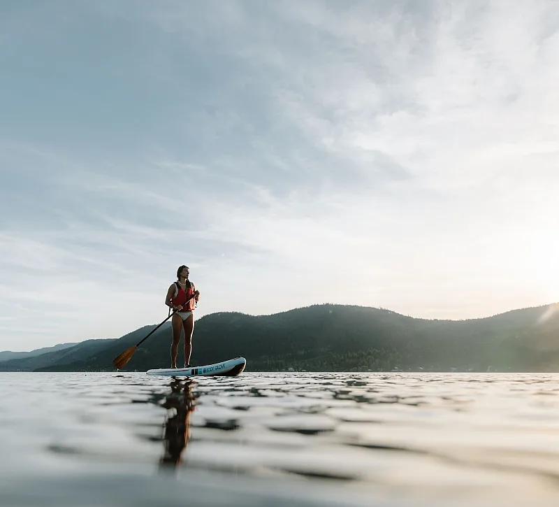 Stand-up-Paddling auf dem Little Shuswap Lake, vor der Quaaout Lodge & Spa