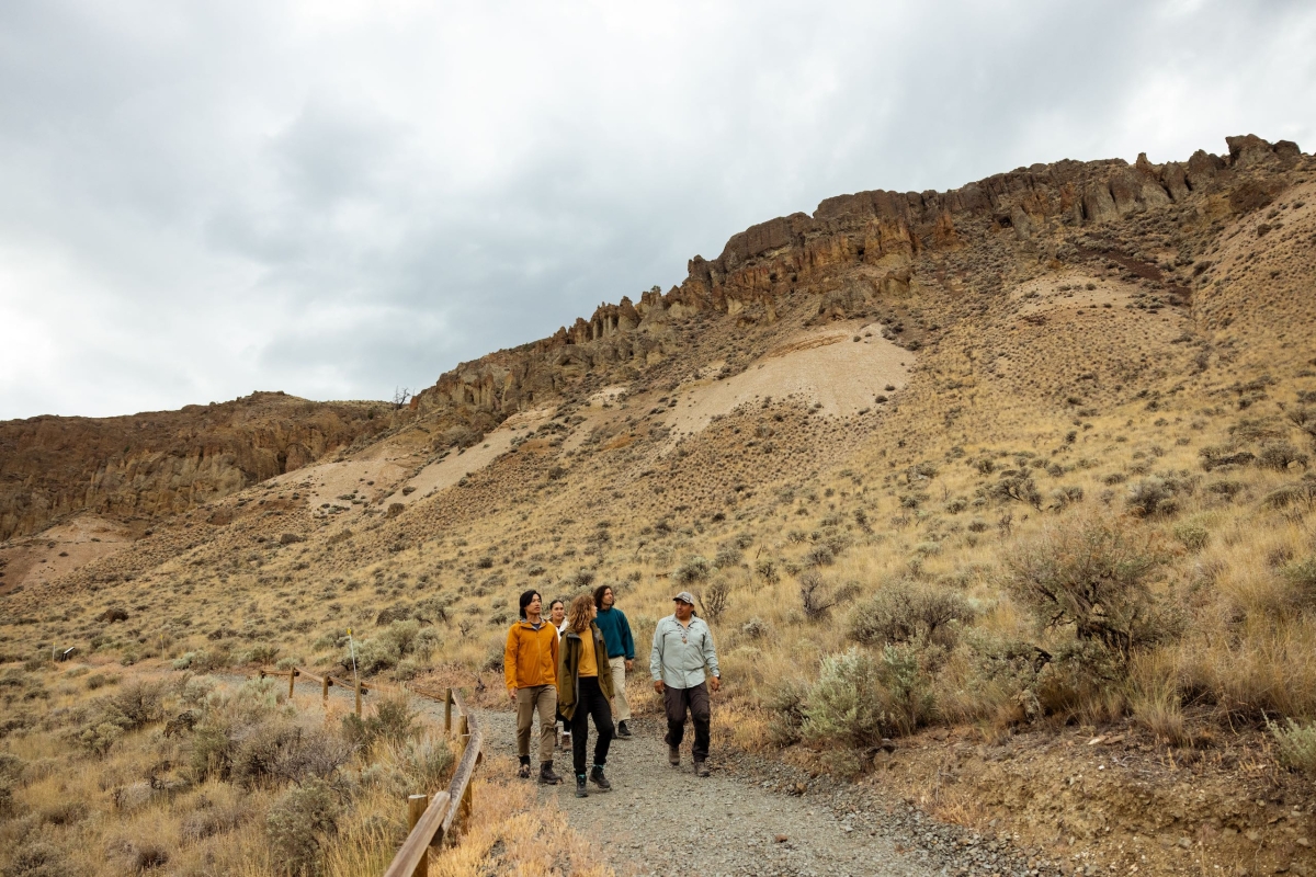 Eine Gruppe von Freund*innen auf einer Tour durch die McAbee Fossil Beds in der Nähe von Cache Creek – wo Fossilien gefunden wurden, die über 50 Millionen Jahre alt sind.