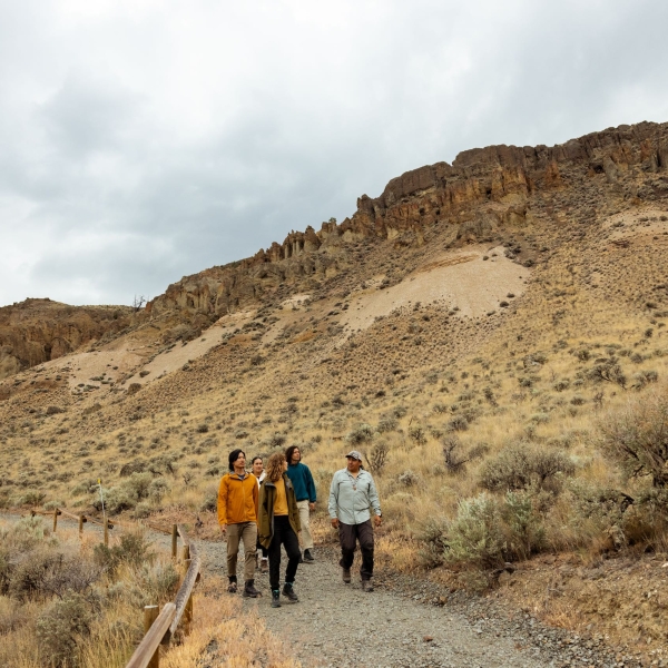 Eine Gruppe von Freund*innen auf einer Tour durch die McAbee Fossil Beds in der Nähe von Cache Creek – wo Fossilien gefunden wurden, die über 50 Millionen Jahre alt sind.