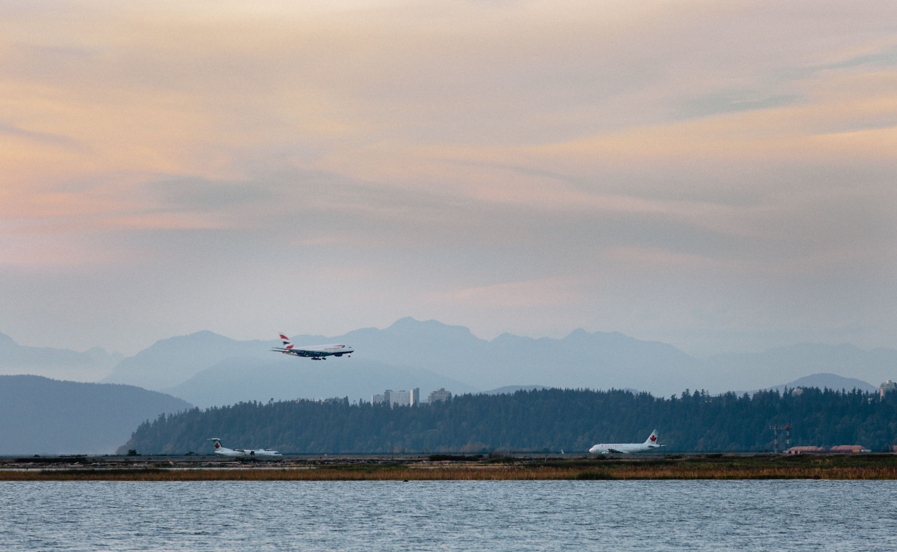 Flugzeuge landen am Vancouver International Airport (YVR)