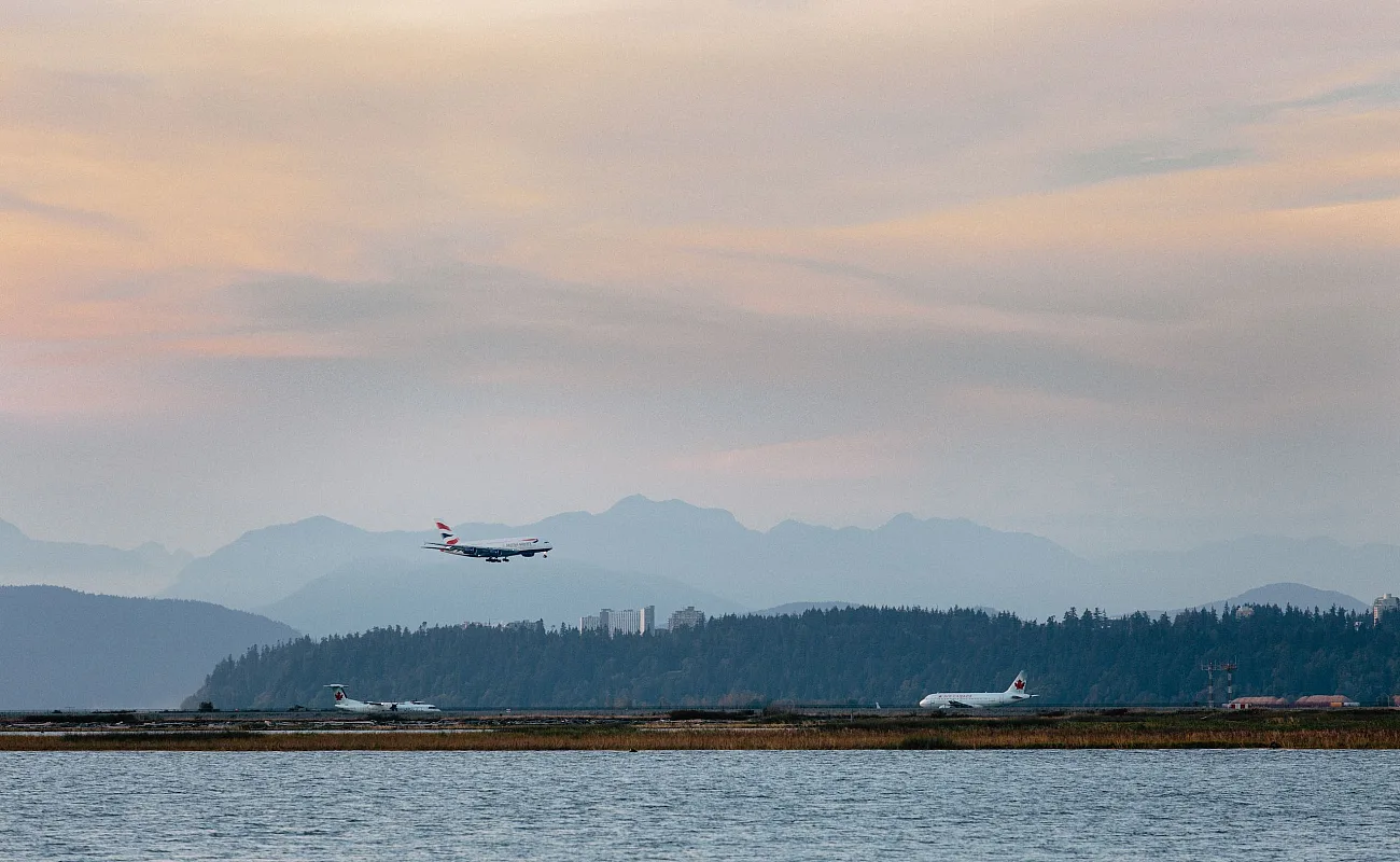 Flugzeuge landen am Vancouver International Airport (YVR)
