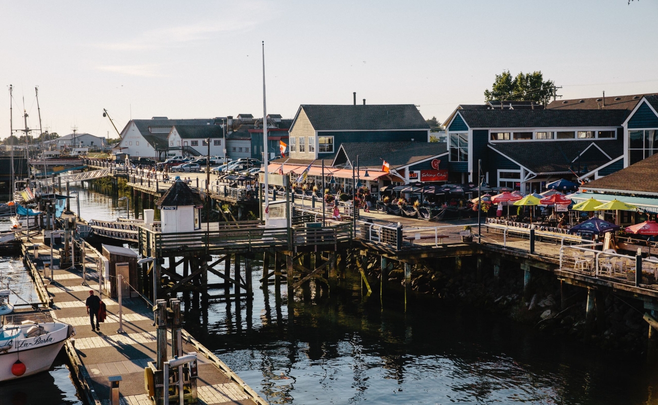 Die belebte Uferpromenade von Steveston Village