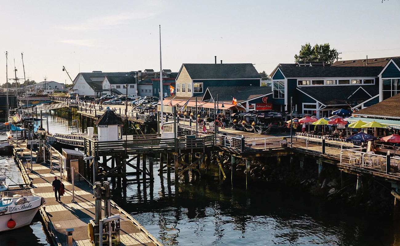 Die belebte Uferpromenade von Steveston Village