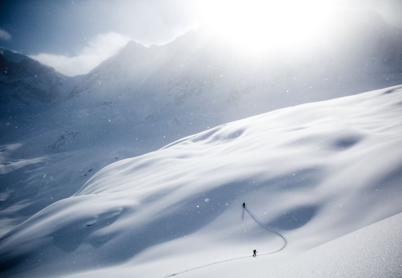 Leute beim Skifahren in der Nähe des Rogers Pass.