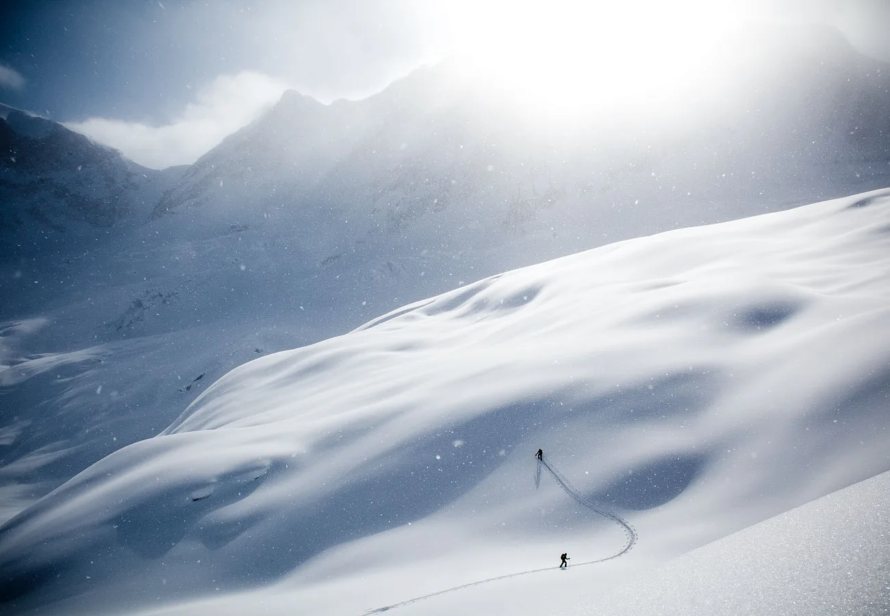 Gente esquiando cerca de Rogers Pass.