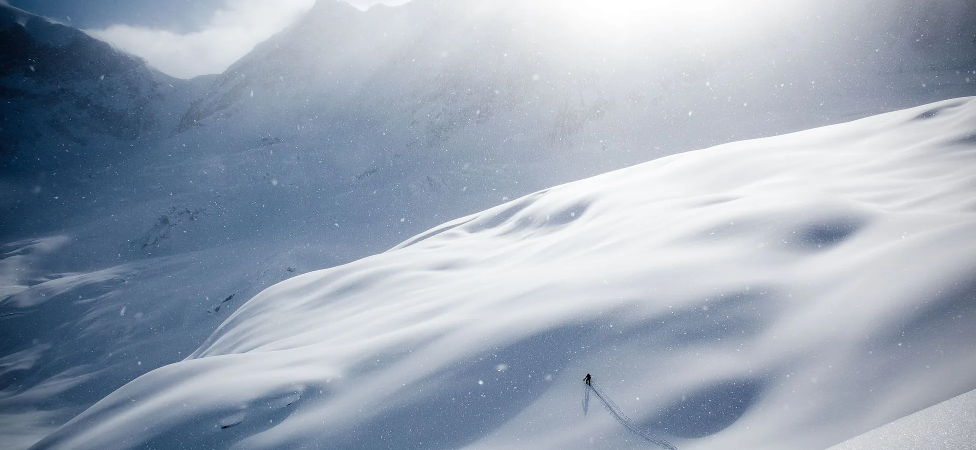 Leute beim Skifahren in der Nähe des Rogers Pass.