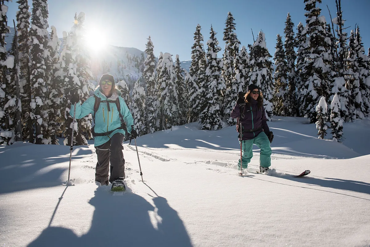Anna und Nat Segal durchqueren das Backcountry im Callaghan Valley.