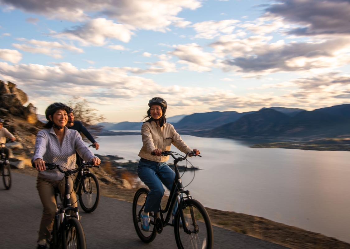 Freunde, die zusammen Rad fahren