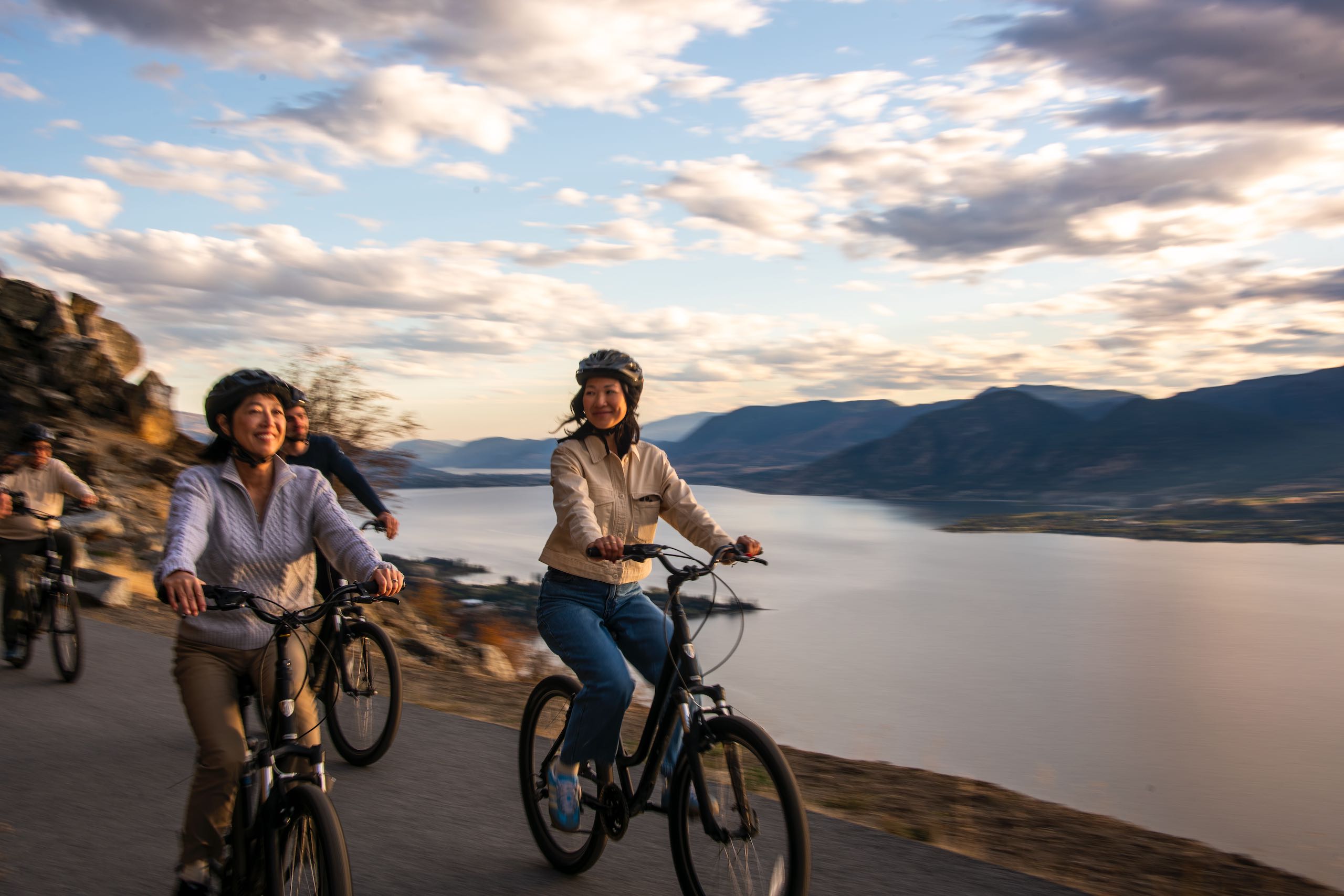 Freunde, die zusammen Rad fahren