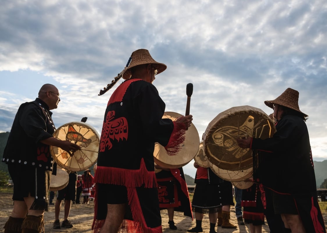 Los bailarines Gitmaxmak'ay Nisga'a y los bailarines Wii Gisigwilgwelk (Grandes Luces del Norte) en Cassiar Cannery en Port Edward