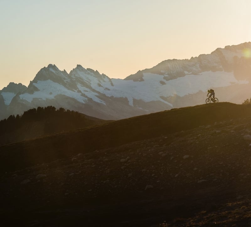 Una persona subiendo una montaña en bicicleta en Whistler, la Columbia Británica.