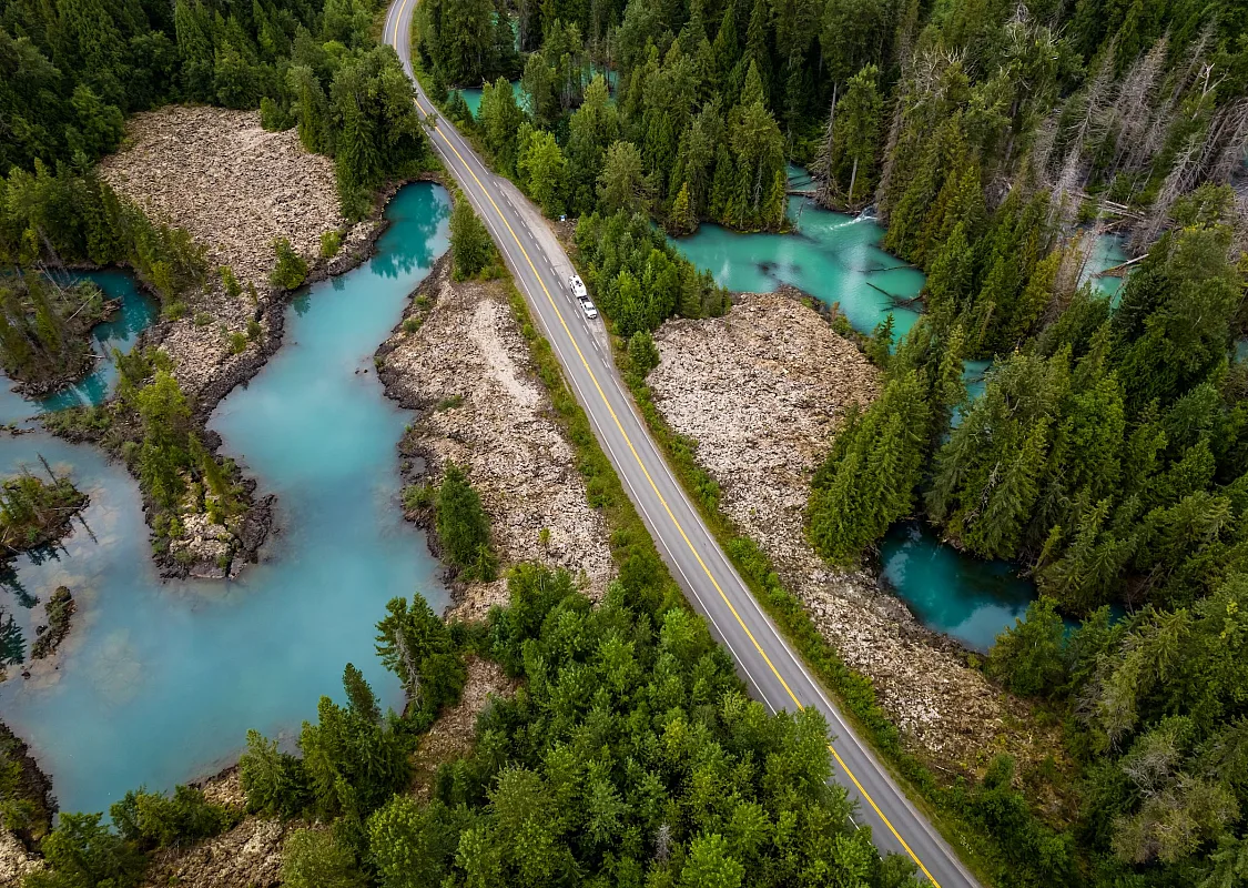 Wohnmobil am Drowned Forest im Nisga'a Memorial Lava Bed Provincial Park geparkt.