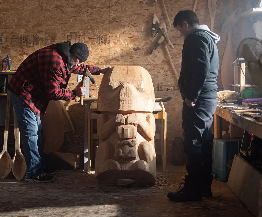Bildhauer*innen Gerald Robinson und Calvin McNeil im Laxgalts'ap Carving Shed.