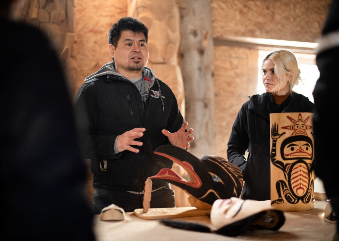 Erfahre mehr über die Geschichte und Kultur der Nisga'a mit dem Schnitzer Calvin McNeil im Laxgalts'ap Carving Shed.
